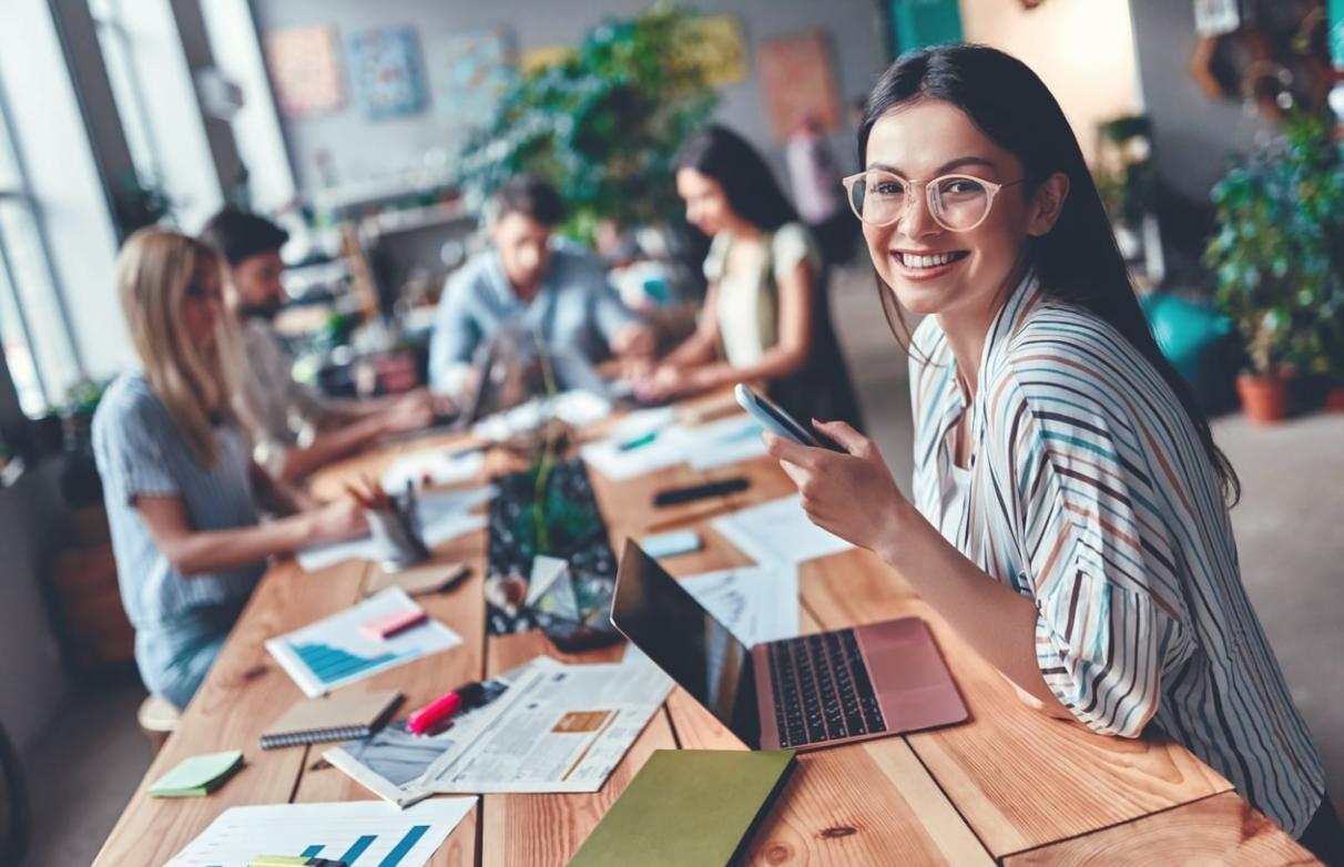 Lernende bei der Arbeit mit modernen Bildungsmethoden